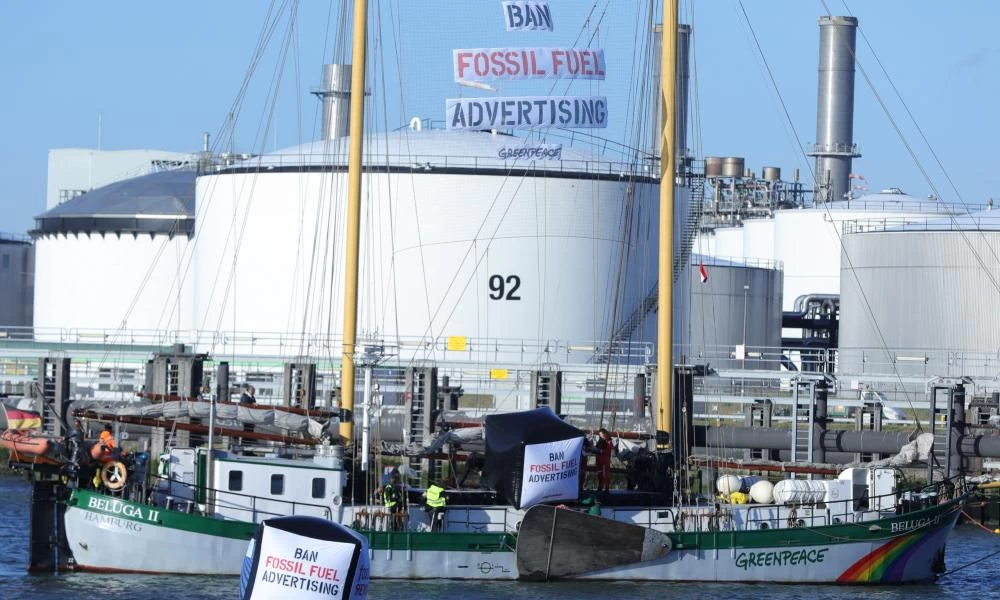 Η Greenpeace εμπόδισε την κυκλοφορία γύρω από διυλιστήριο της Shell